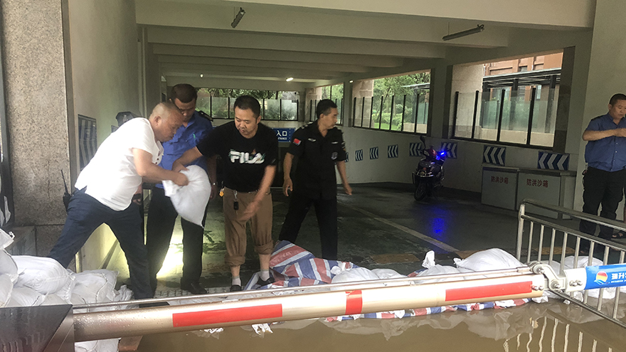 加入“玫瑰花城”地下车库现场救援