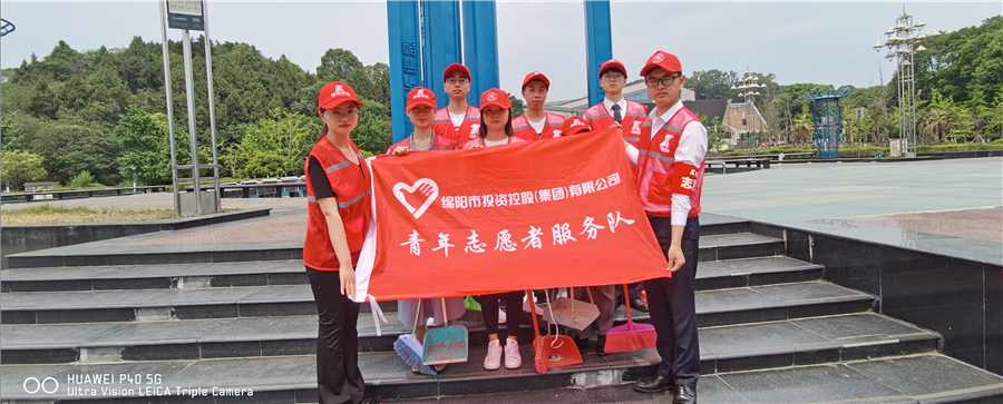 西川聚会、康来物业自愿者维护科学家公园情形卫生1