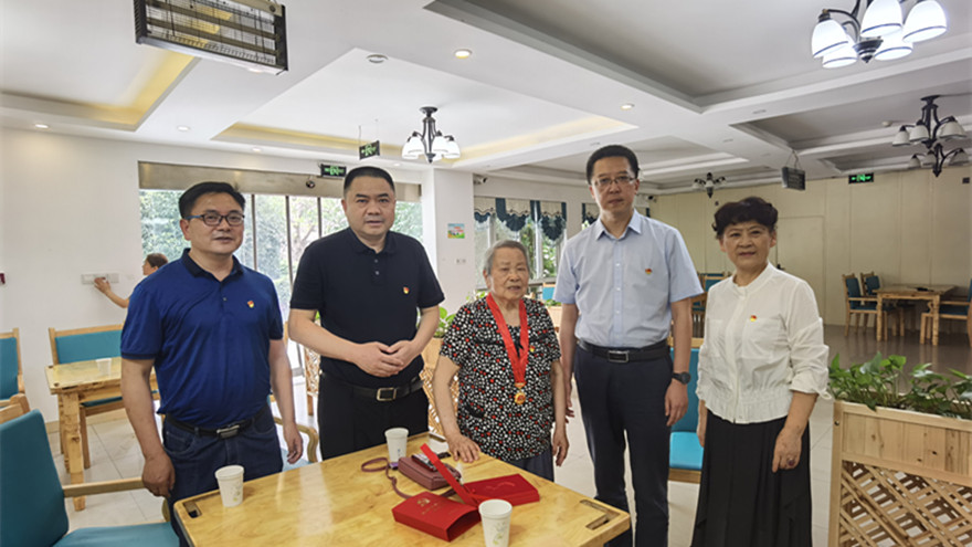 Betway必威集团党委书记、董事长肖林，，党委副书记、董事张雁慰问张清珍同志现场[1]_副本