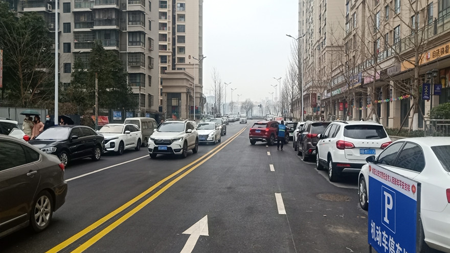 停车指导、秩序井然