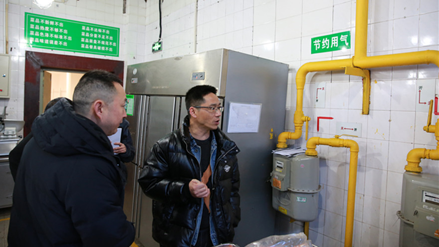 检查组检查开元旅馆燃气设施装备_副本