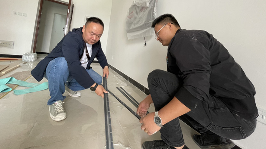 4.维修主管颜兴东同志对项目现场防护网装置质料举行检查_副本