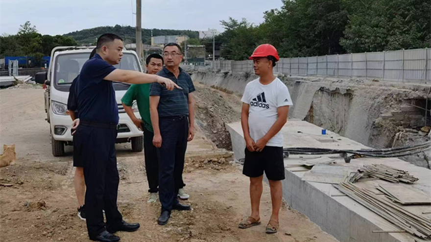 1.集团党委书记、董事长肖林审查南山路蹊径及排水补短板工程项目清静情形_副本