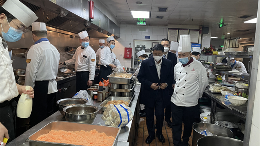 图6：集团董事景茂斌督导绵州旅馆