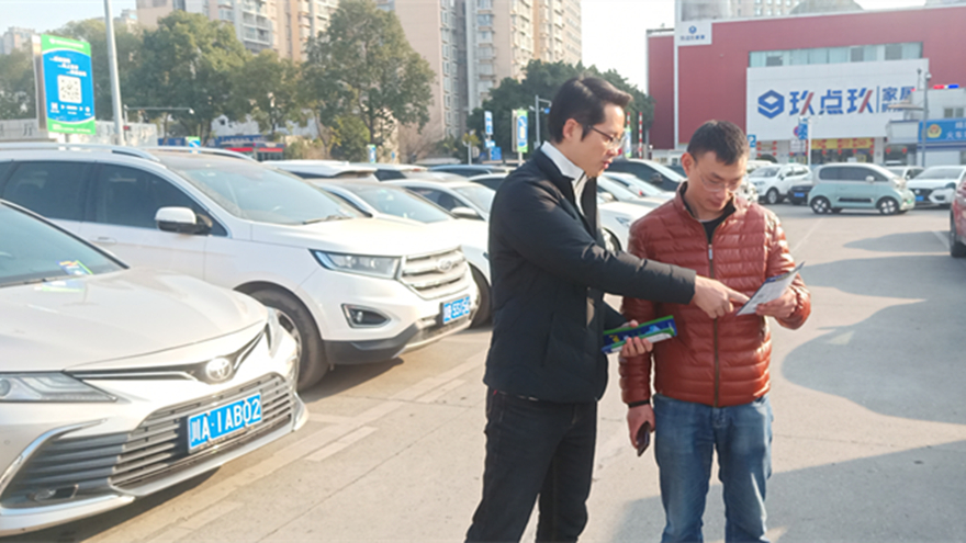 总司理陈跃向车主宣传微信小程序