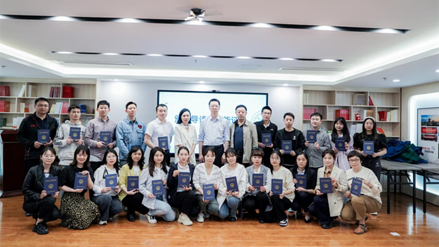 获到手艺证书的导读师合影