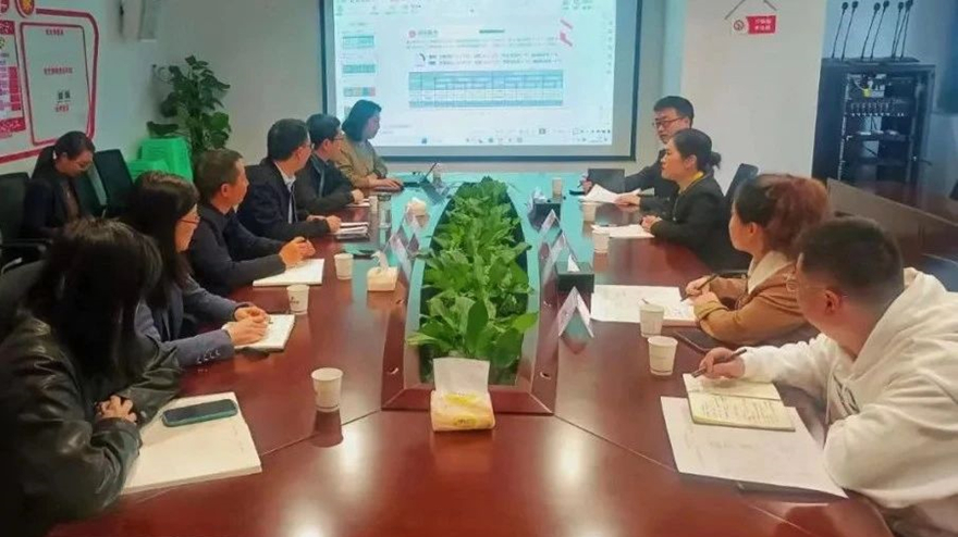 贺维维与谋划班子举行座谈