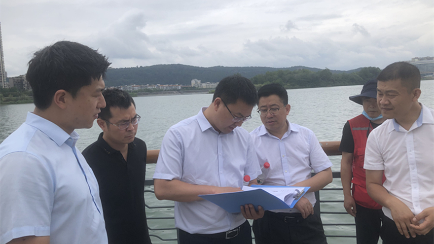 集团副总司理余佰宣督导检查越王楼公司清静生产事情