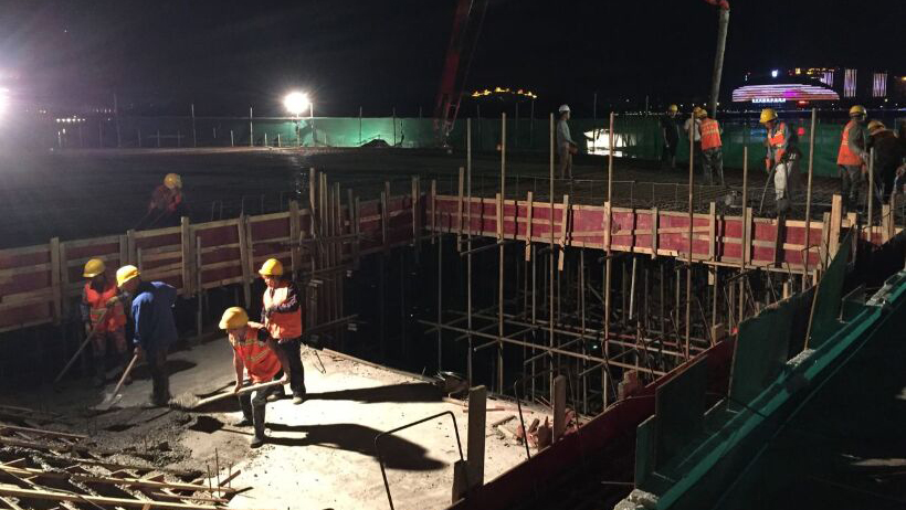 绵阳港三江湖码头建设项目开展夜间浇筑屋面混凝土施工加速重点工程建设进度